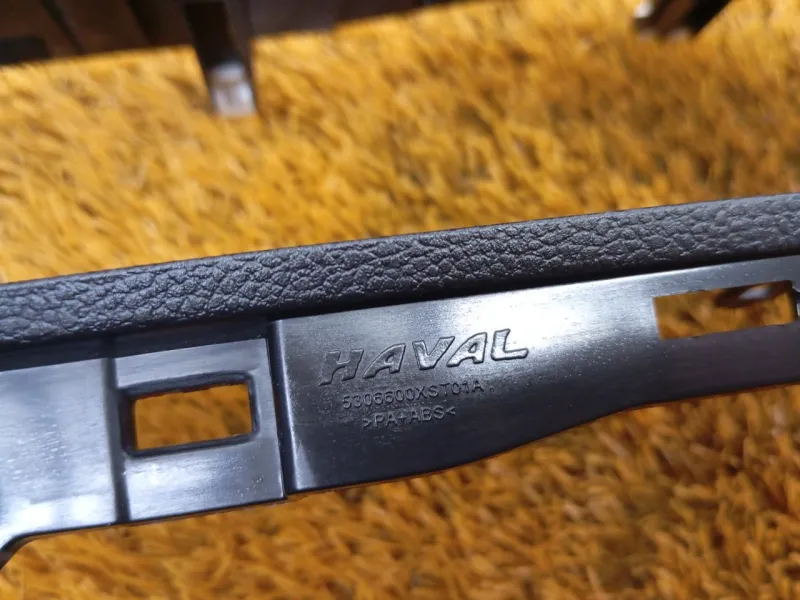 Декоративная накладка торпедо под дефлектор