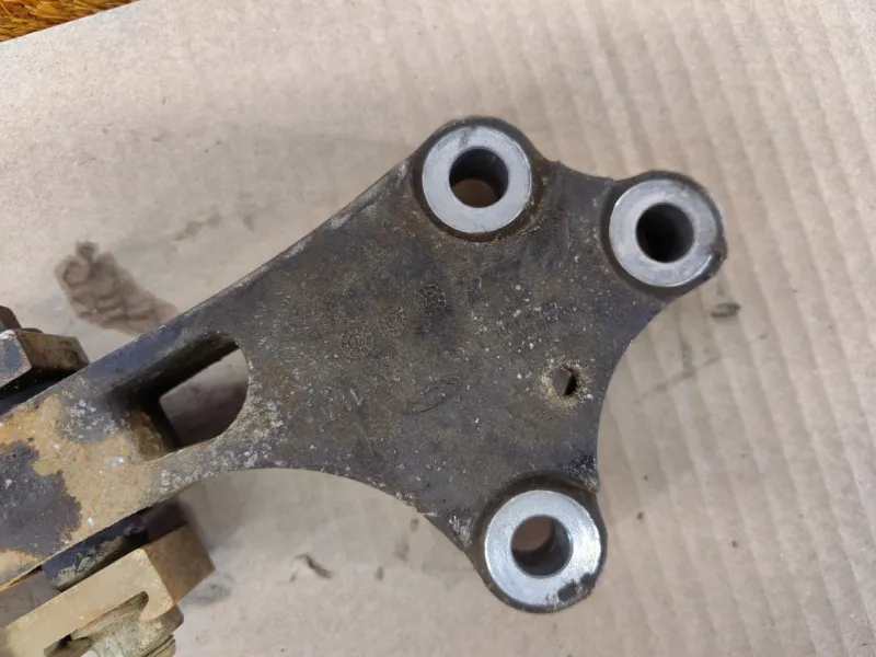 Подушка двигателя