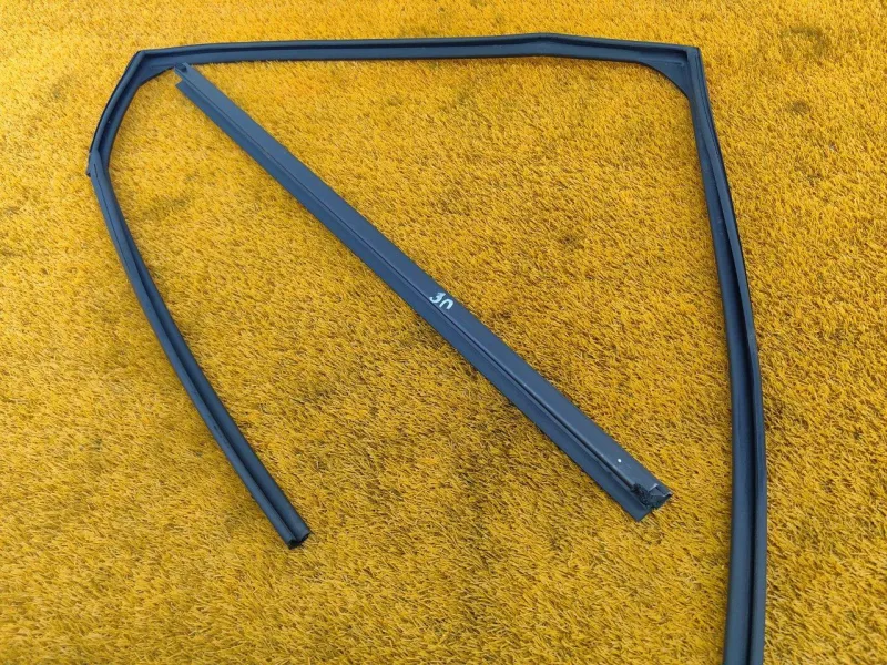 Уплотнитель стекла двери