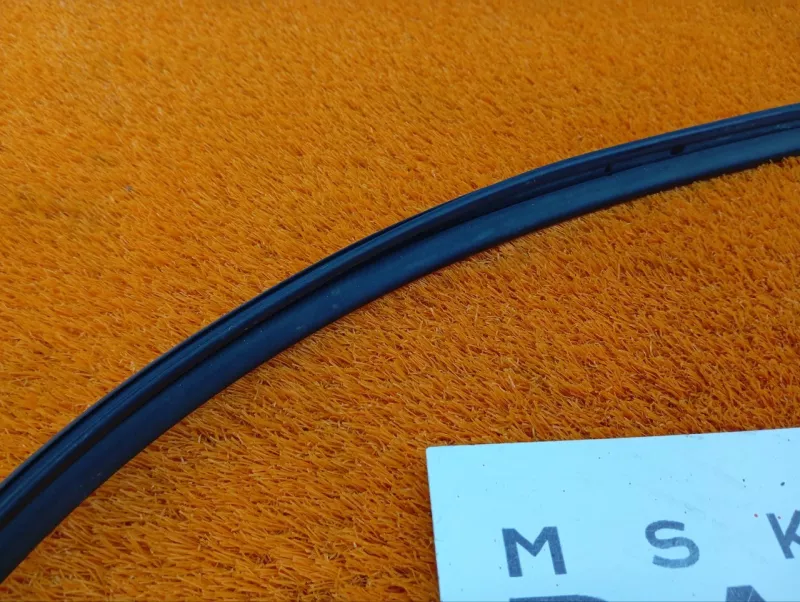 Уплотнитель стекла двери