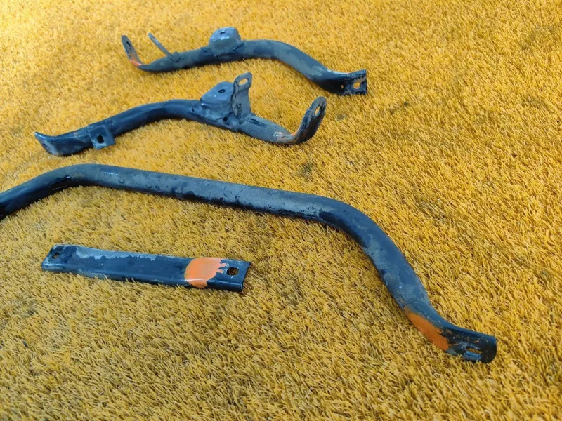 Крепление топливного бака