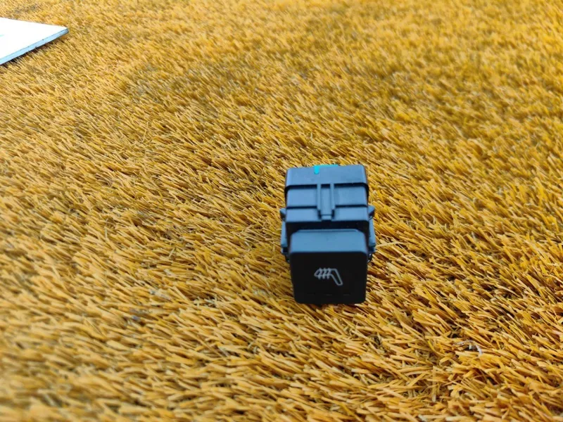 Кнопка обогрева сидений