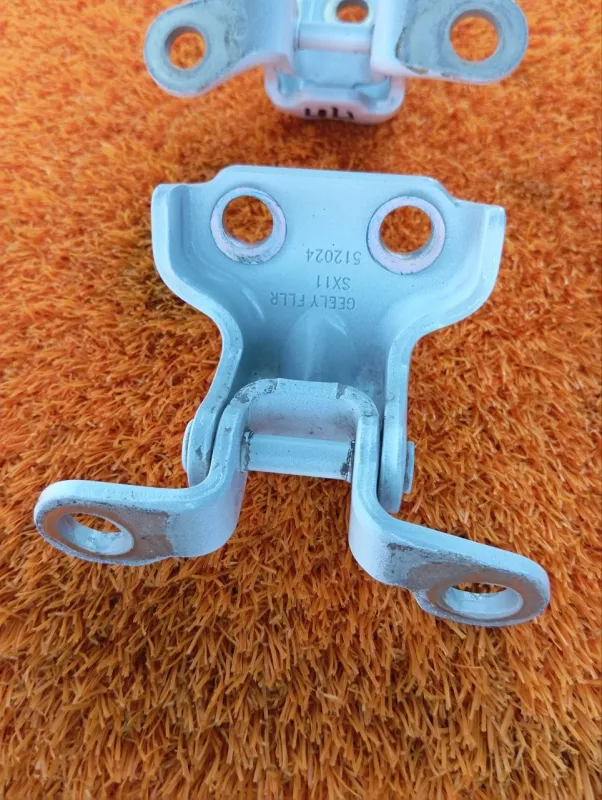 Петля двери