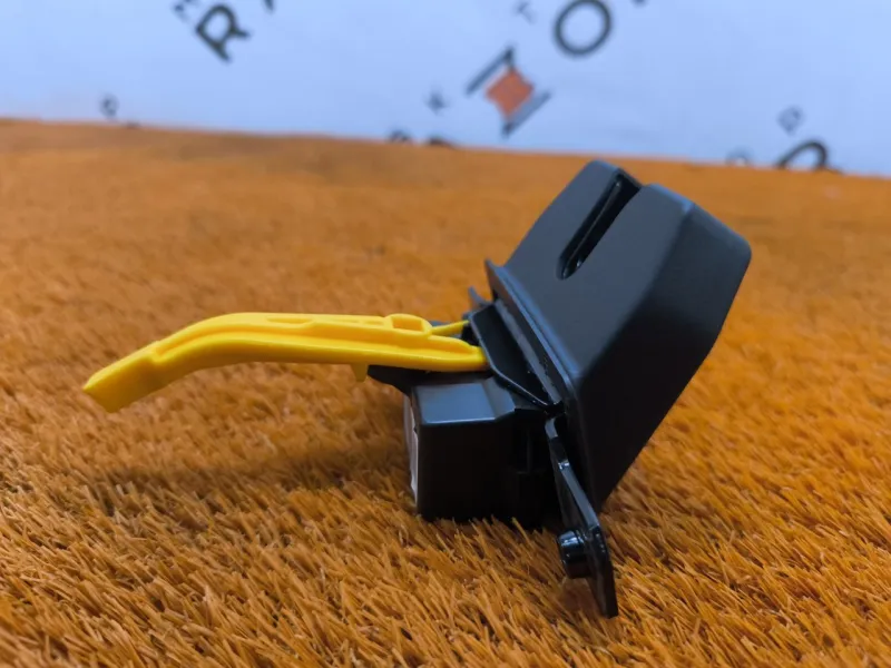 Замок багажника