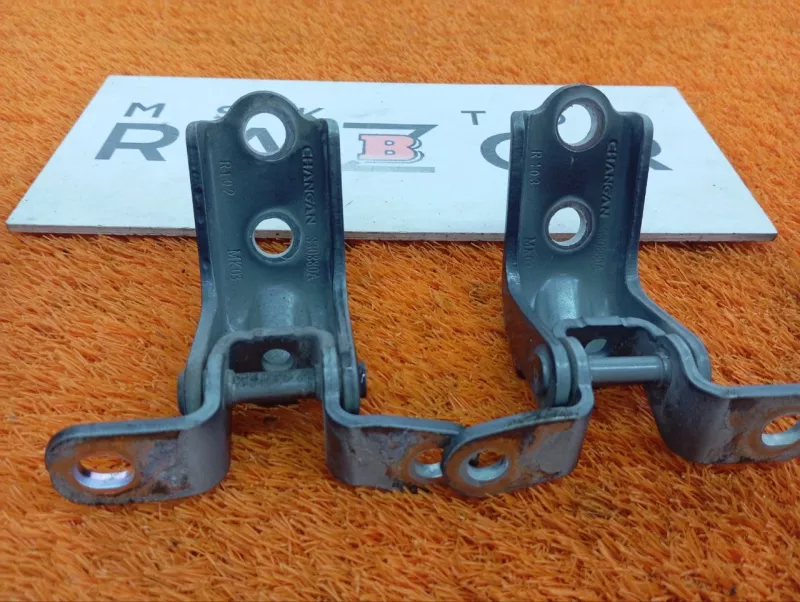 Петля двери