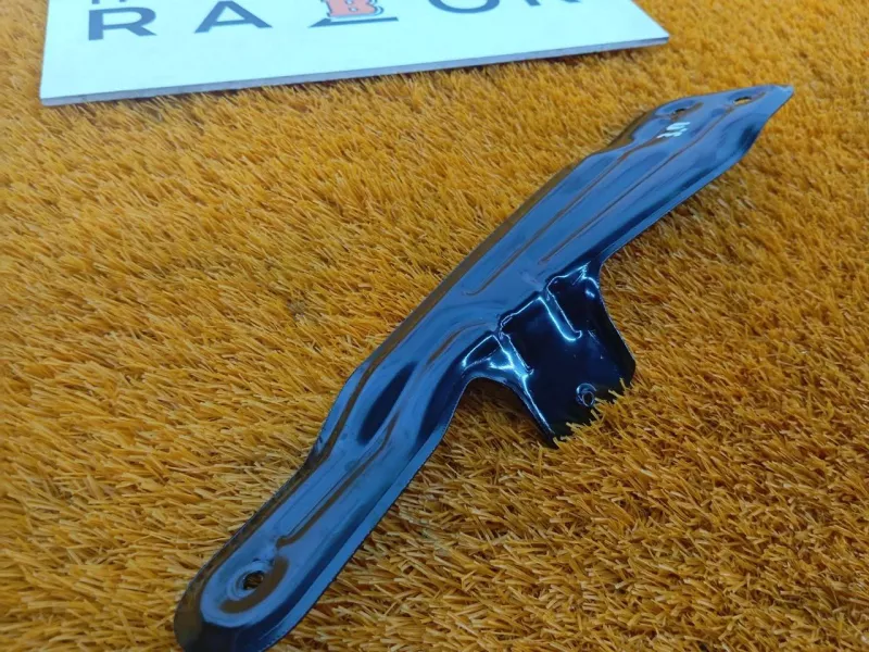 Кронштейн обшивки двери