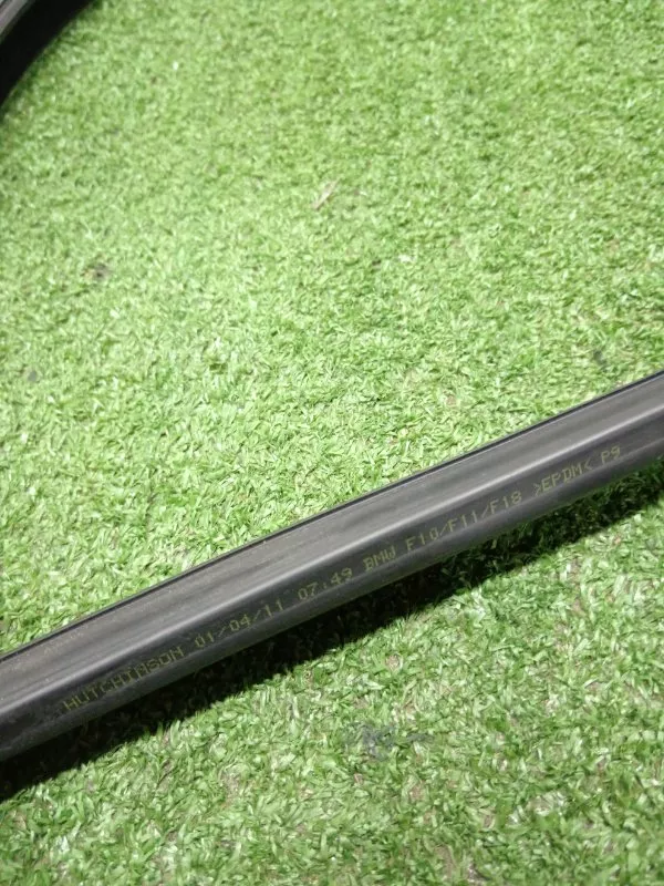 Уплотнитель стекла двери