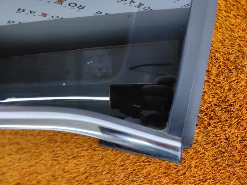 Стекло кузовное глухое