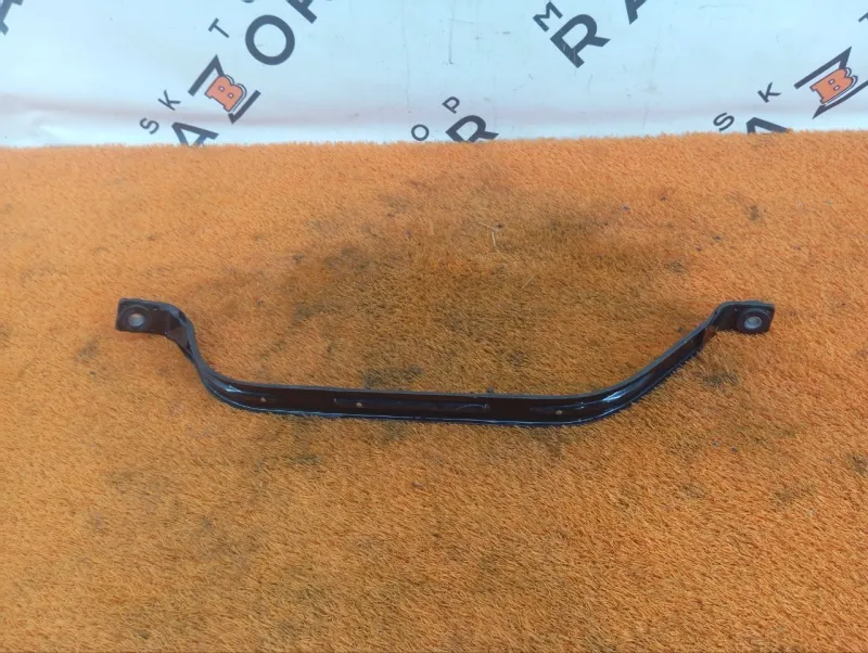 Крепление топливного бака