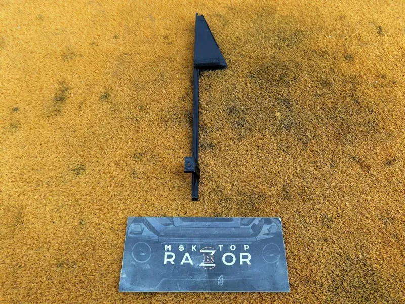 Направляющая стекла двери