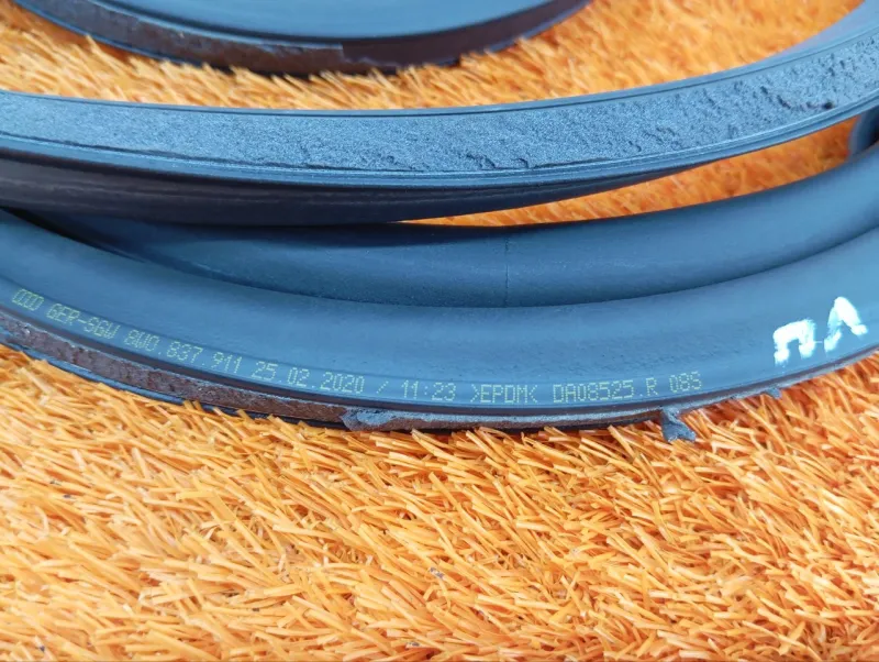 Уплотнитель проема двери