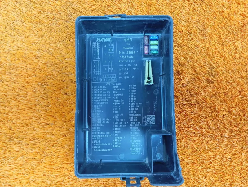 Крышка блока предохранителей