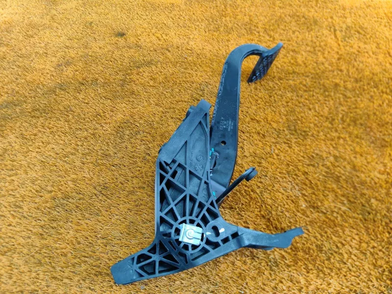 Педаль тормоза