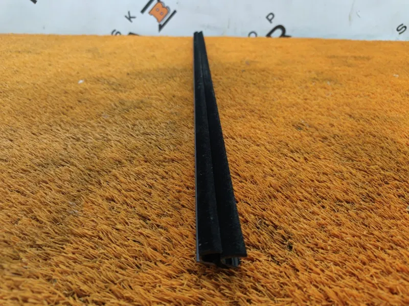 Уплотнитель стекла двери