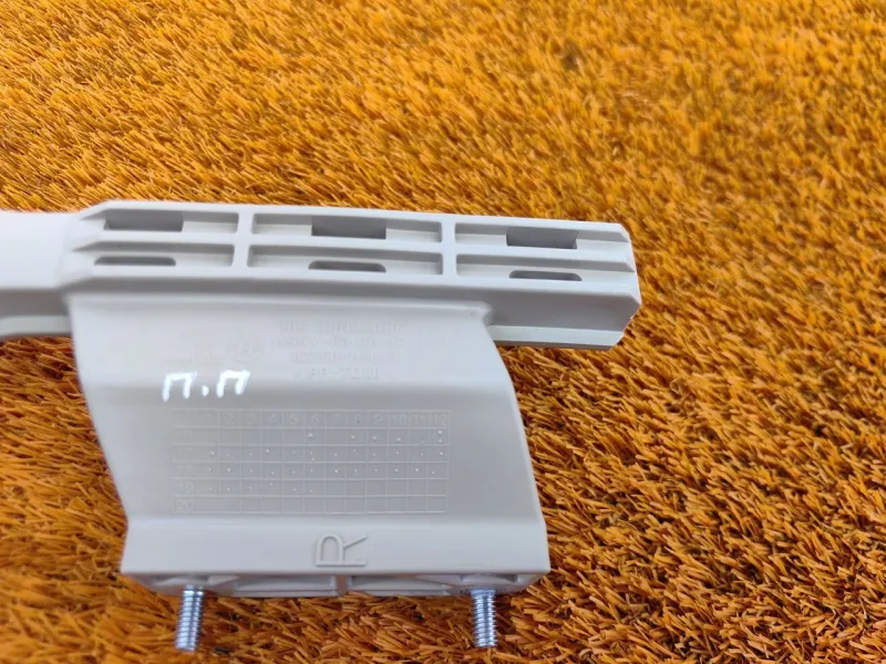 Направляющая стекла двери