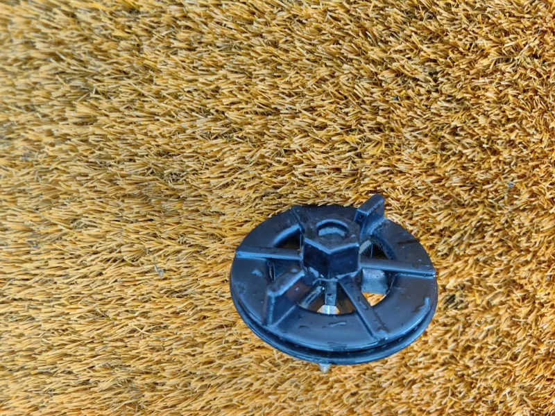 Болт крепления запасного колеса