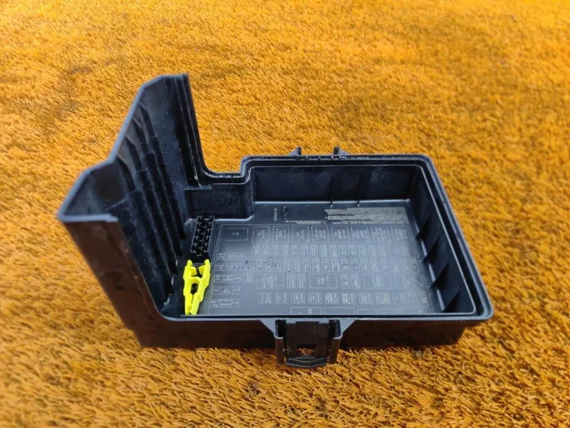 Крышка блока предохранителей