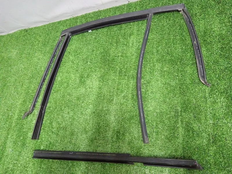 Уплотнитель стекла двери