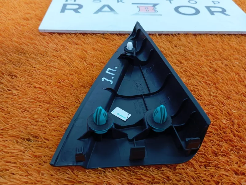 Уголок двери