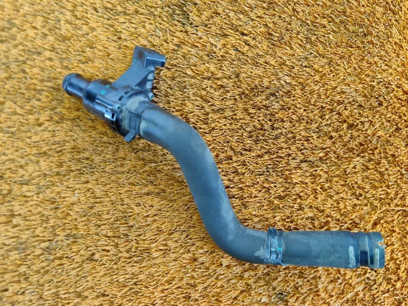 Патрубок системы охлаждения