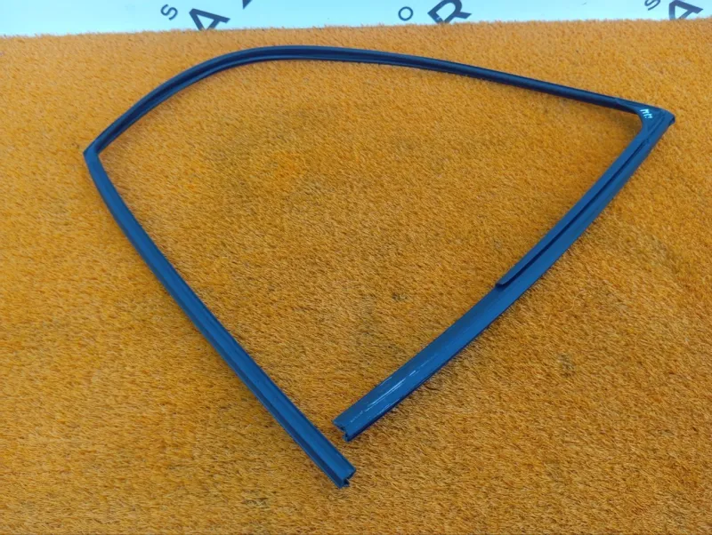 Уплотнитель стекла двери