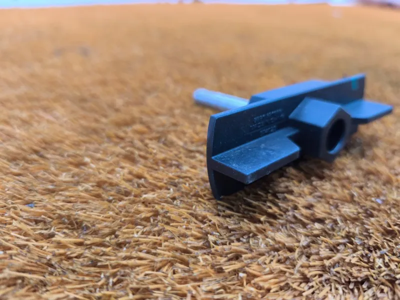 Болт крепления запасного колеса