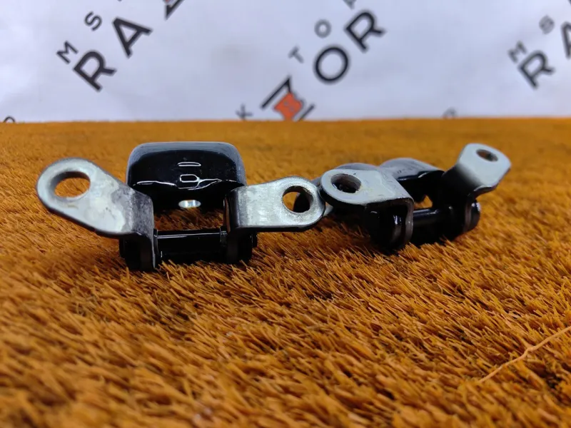 Петля двери