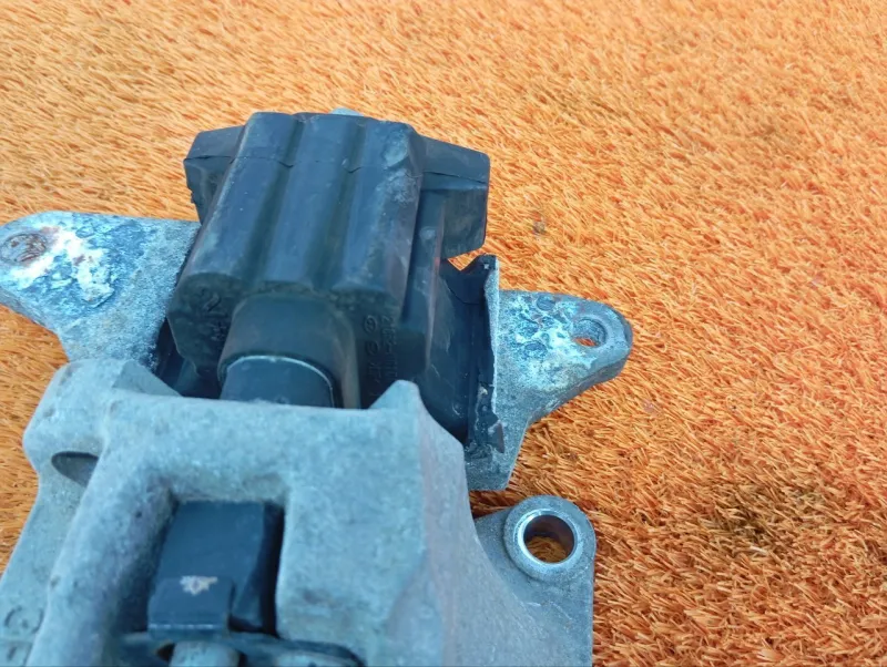 Подушка двигателя