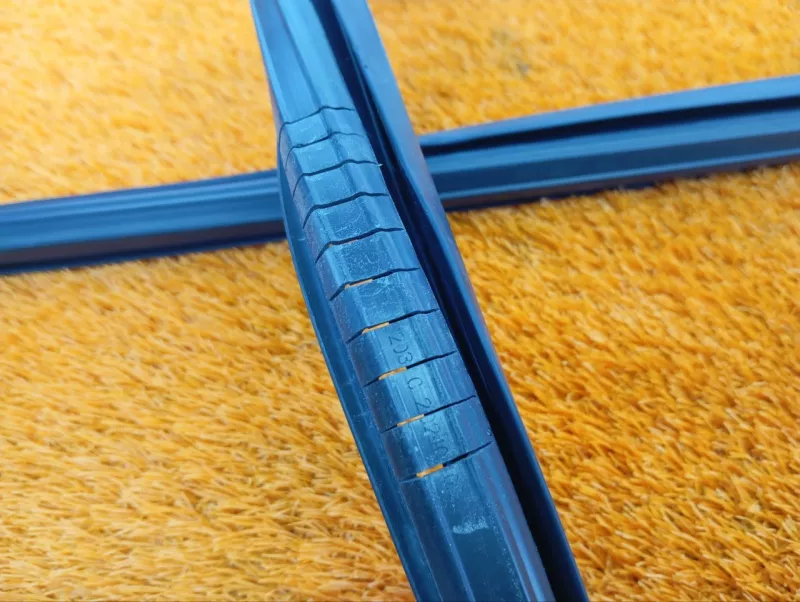 Уплотнитель стекла двери