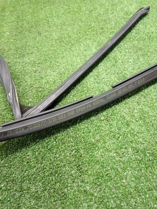 Уплотнитель стекла двери