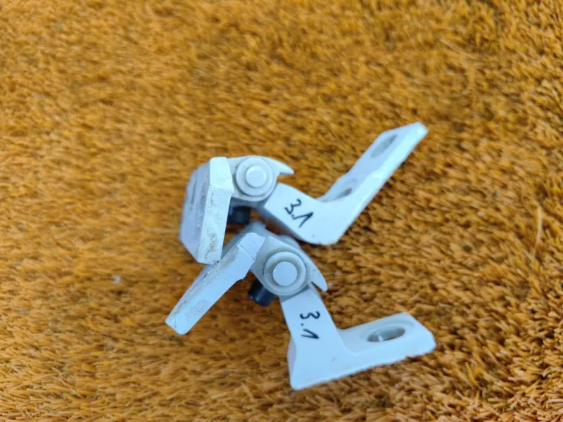 Петля двери