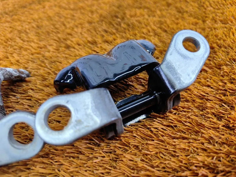 Петля двери