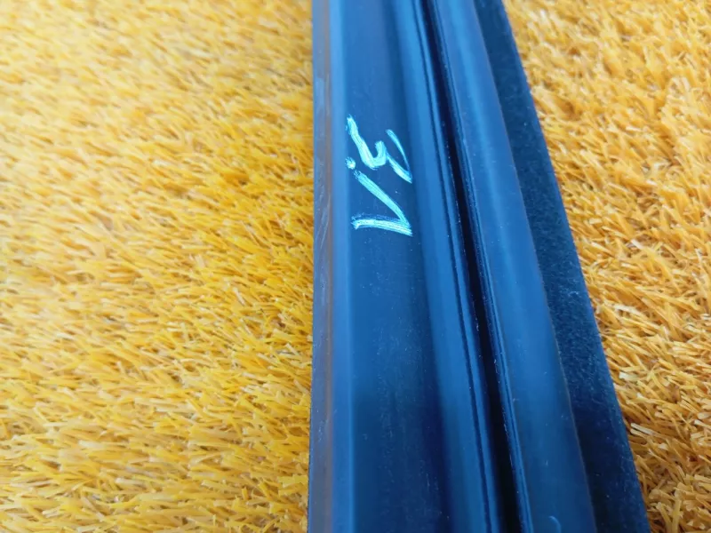 Уплотнитель стекла двери