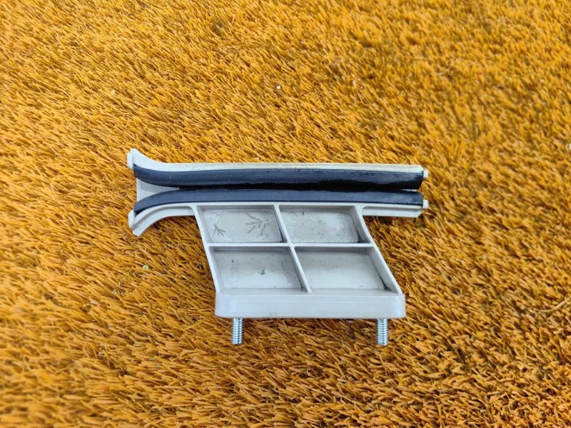 Направляющая стекла двери