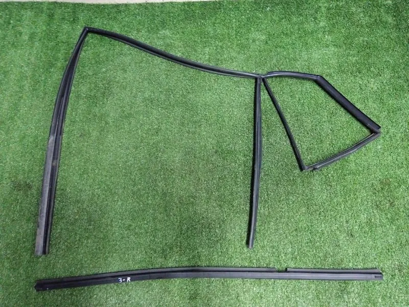 Уплотнитель стекла двери