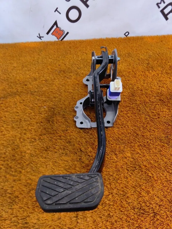 Педаль тормоза