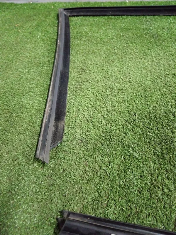 Уплотнитель стекла двери