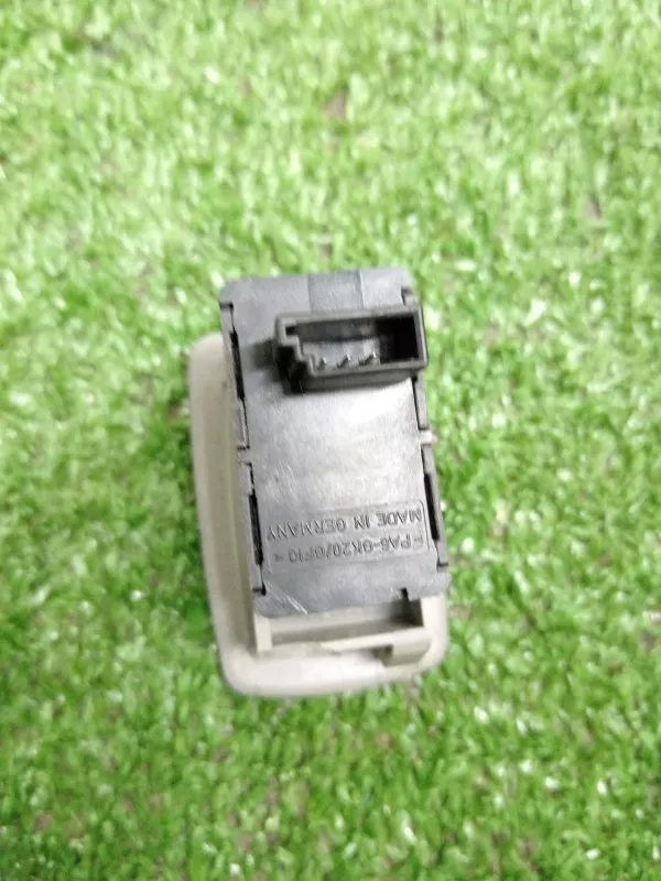 Кнопка стеклоподъемника