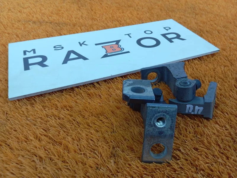 Петля двери