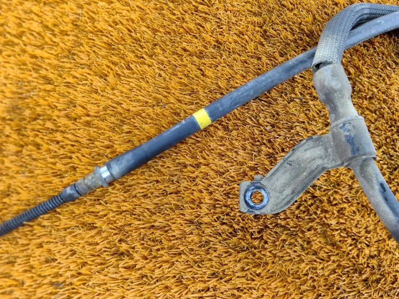 Трос стояночного тормоза