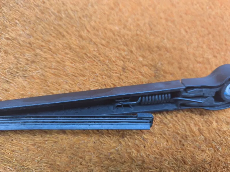 поводок стеклоочистителя