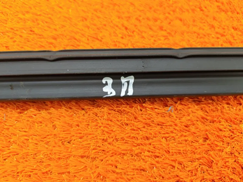 Уплотнитель стекла двери