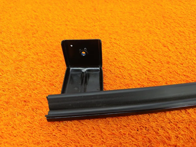 Направляющая стекла двери