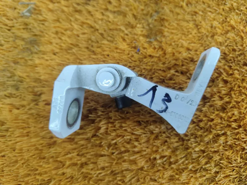 Петля двери