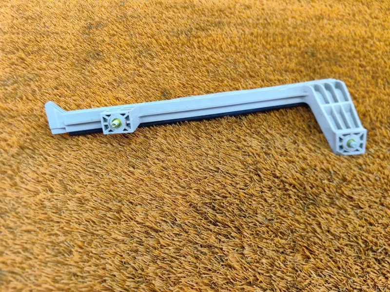 Направляющая стекла двери