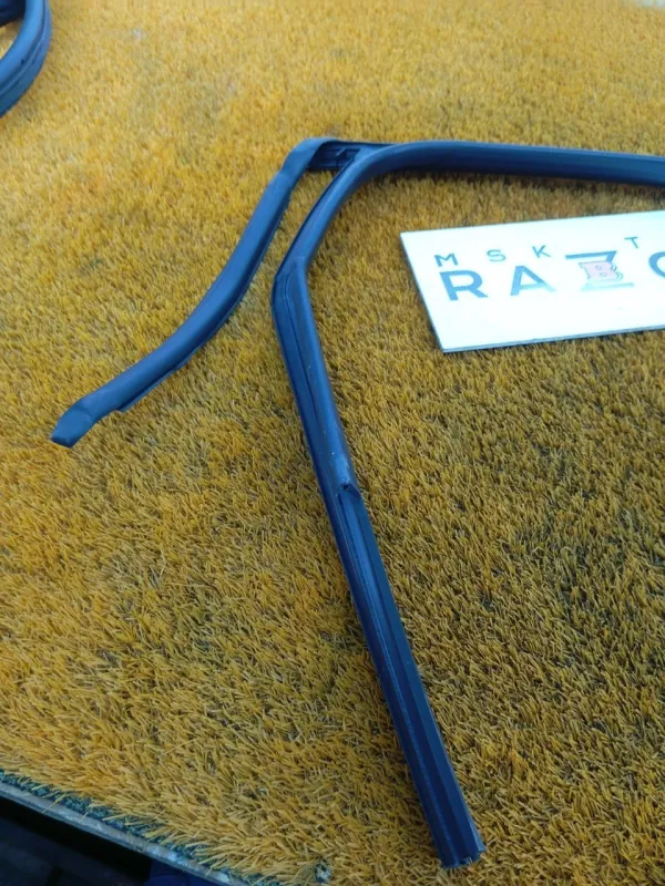 Уплотнитель стекла двери