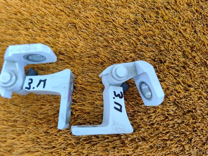 Петля двери