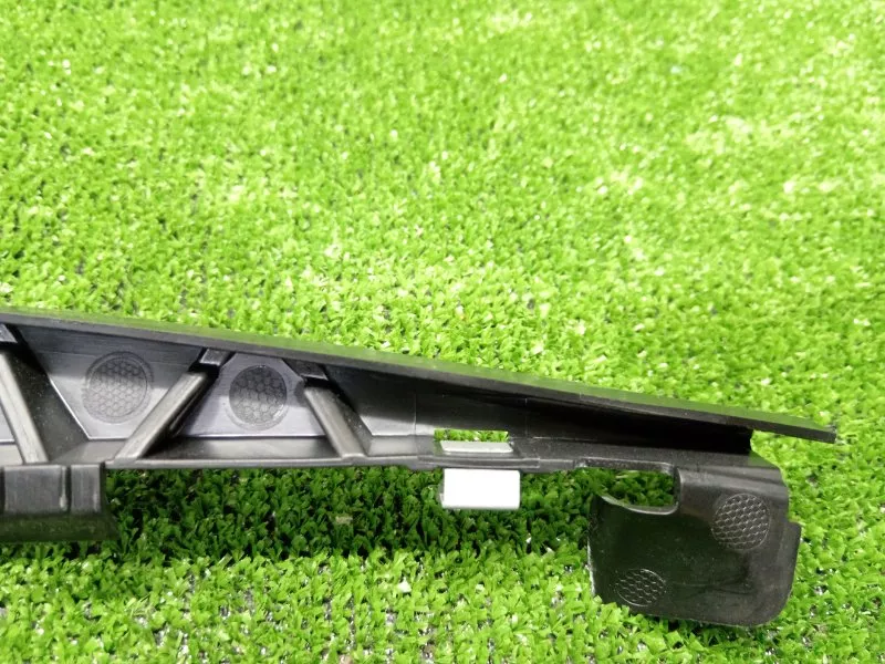 Кронштейн уплотнителя двери