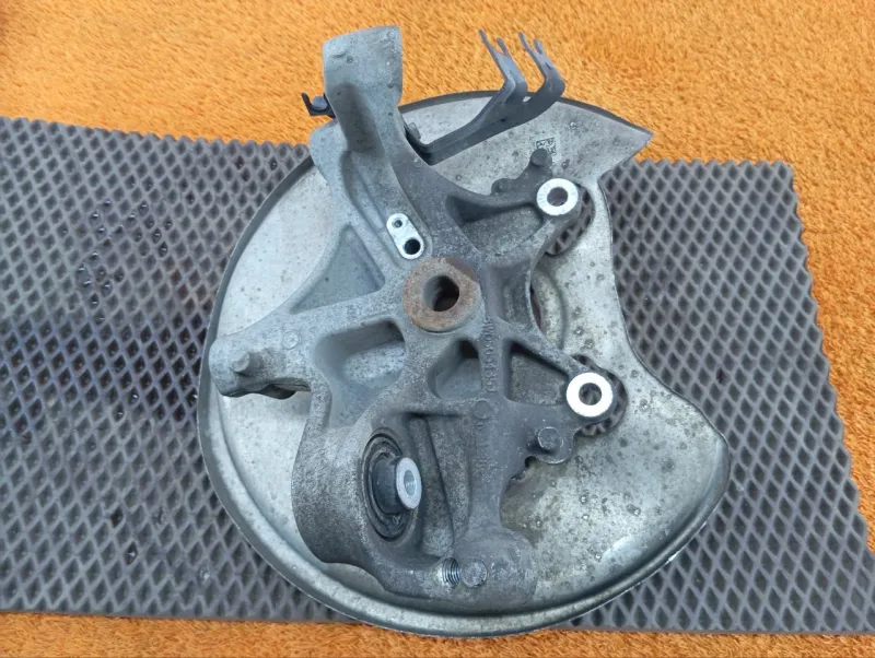 Кулак поворотный