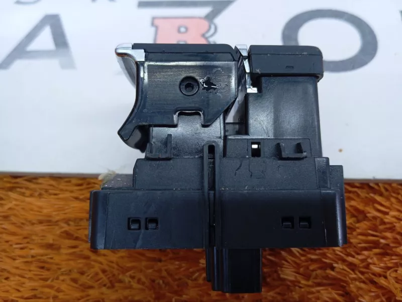 Кнопка стояночного тормоза